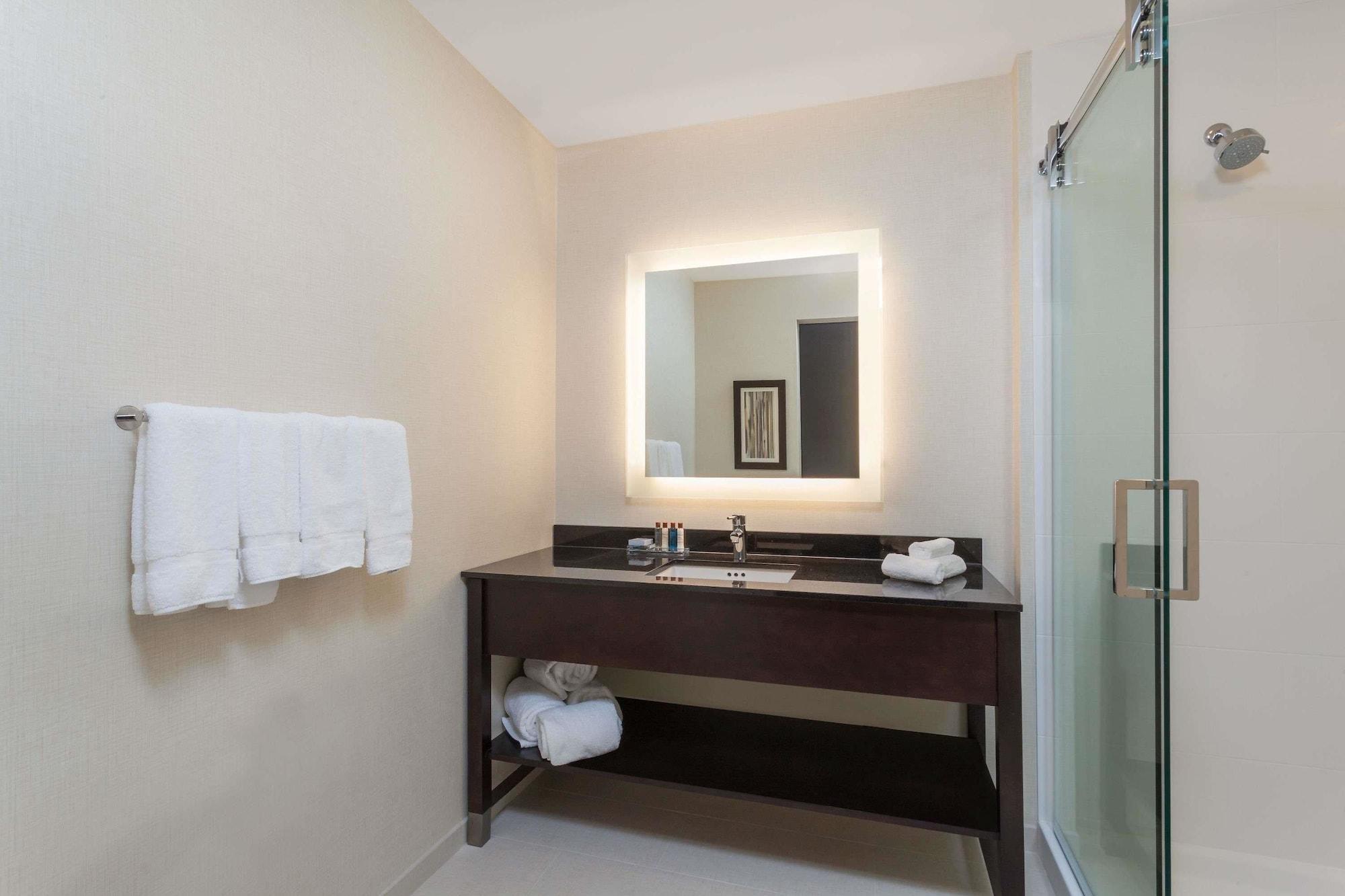 Wingate By Wyndham Altoona Downtown/Medical Center Hotel Bagian luar foto